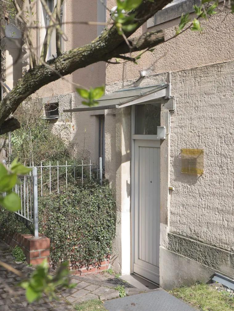Eingang der Psychotherapeutischen Praxisgemeinschaft Kane in der Kändlerstraße in Dresden